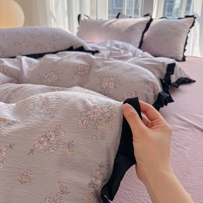 91家纺网 家纺一手货源 找家纺 2025新款黑花边有氧云感m提花针织水洗m双层纱四件套 秘密花园