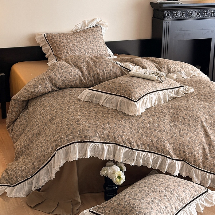 91家纺网 家纺一手货源 找家纺 蓝邻家纺 2025春夏新款全棉纯棉复古双层纱花边织带款四件套 漫步花丛