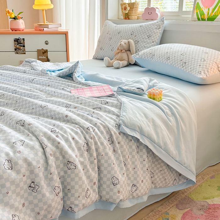 91家纺网 家纺一手货源 找家纺 金喜 2025新款小清新风格有氧针织双层纱大豆被夏被四件套 小熊派对