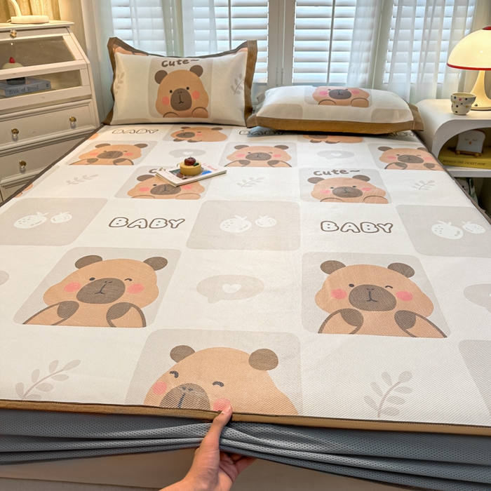 91家纺网 家纺一手货源 找家纺 花言狐语 2025新款真冰藤印花床笠款凉席 卡比巴拉