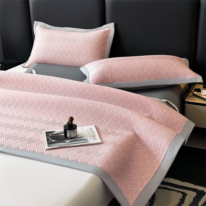 91家纺网 家纺一手货源 找家纺 雯豆家纺 2025夏季新款PE中分子凉感凉席三件套冰丝凉感席子纯色素色成人平铺绑带款 简尚-甜梦粉