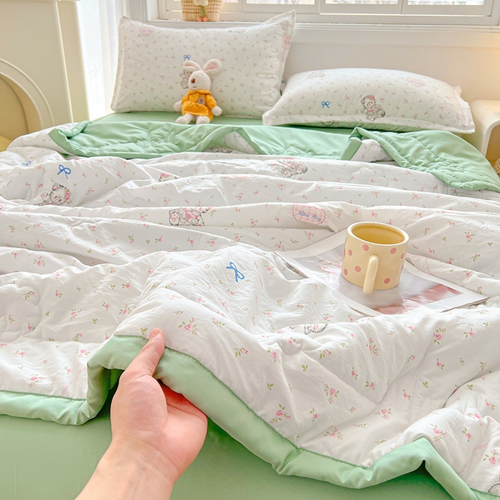 91家纺网 家纺一手货源 找家纺 西域种棉人·千百笠 2025新款A类新疆棉花夏凉被加宽包边水洗棉卡通印花吸湿透气棉花夏被空调被 凌香 招财猫