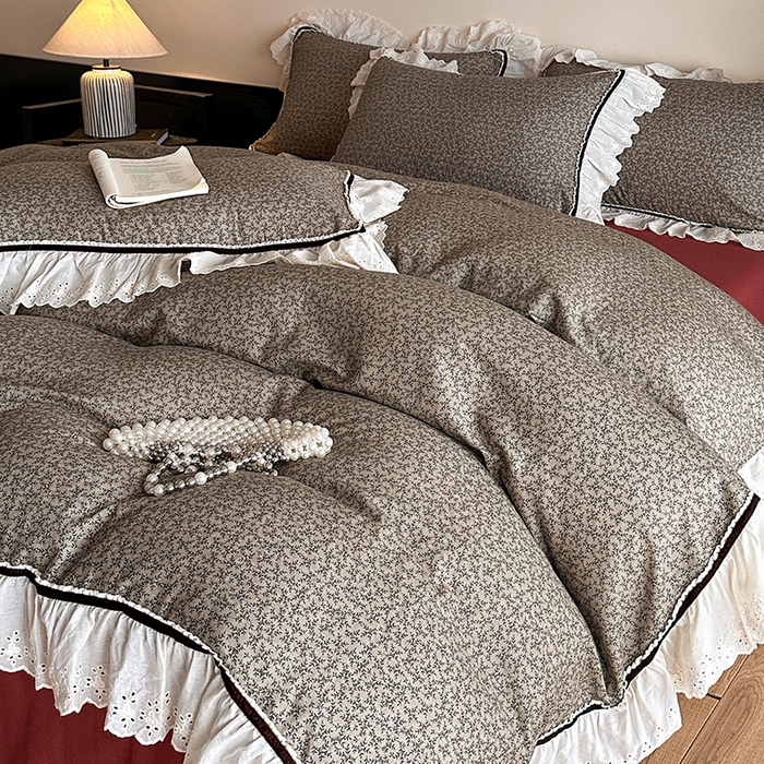 91家纺网 家纺一手货源 找家纺 蓝邻家纺 2025春夏新款全棉纯棉复古双层纱花边织带款四件套 春风细叶