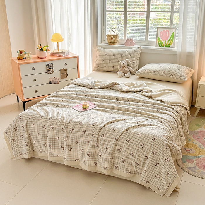 91家纺网 家纺一手货源 找家纺 金喜 2025新款小清新风格有氧针织双层纱大豆被夏被四件套 蝴蝶结