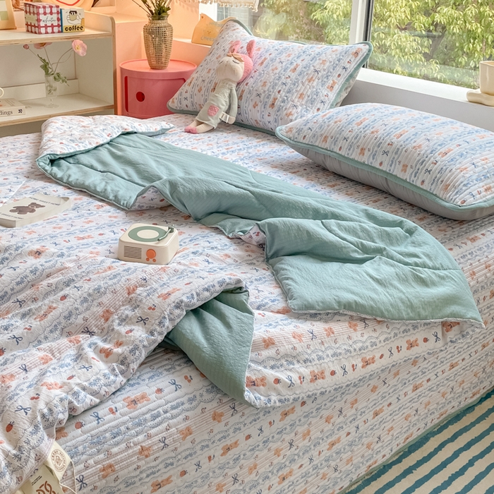 91家纺网 家纺一手货源 找家纺 老帅的工厂店 2025新款a类云感双层纱7a抗菌夏被床盖四件套 蝴蝶结熊