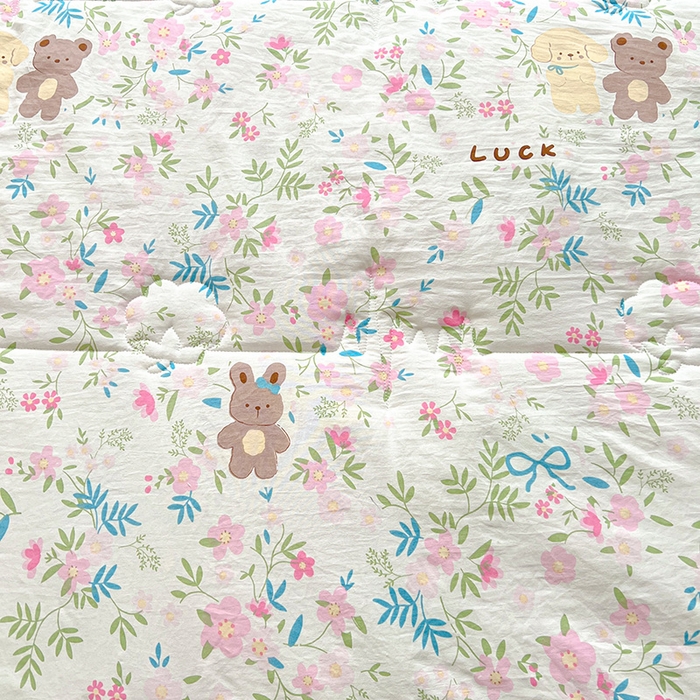 91家纺网 家纺一手货源 找家纺 西域种棉人·千百笠 2025新款A类新疆棉花夏凉被加宽包边水洗棉卡通印花吸湿透气棉花夏被空调被 凌香 躲猫猫