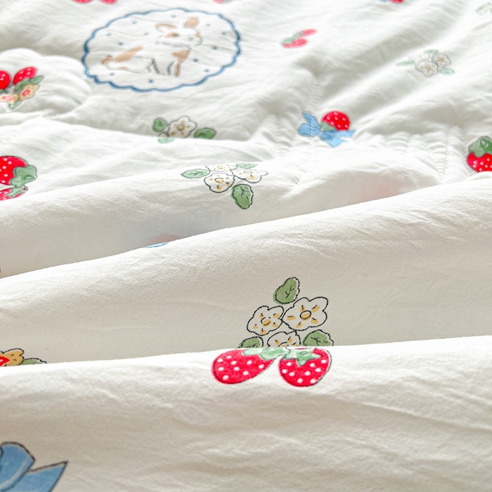 91家纺网 家纺一手货源 找家纺 西域种棉人·千百笠 2025新款A类新疆棉花夏凉被加宽包边水洗棉卡通印花吸湿透气棉花夏被空调被 凌香 草莓兔