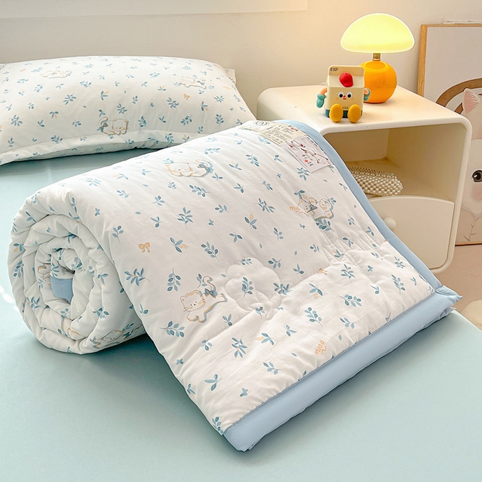 91家纺网 家纺一手货源 找家纺 西域种棉人·千百笠 2025新款A类新疆棉花夏凉被加宽包边水洗棉卡通印花吸湿透气棉花夏被空调被 凌香 优雅猫