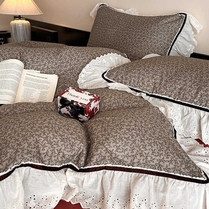 91家纺网 家纺一手货源 找家纺 蓝邻家纺 2025春夏新款全棉纯棉复古双层纱花边织带款四件套 春风细叶