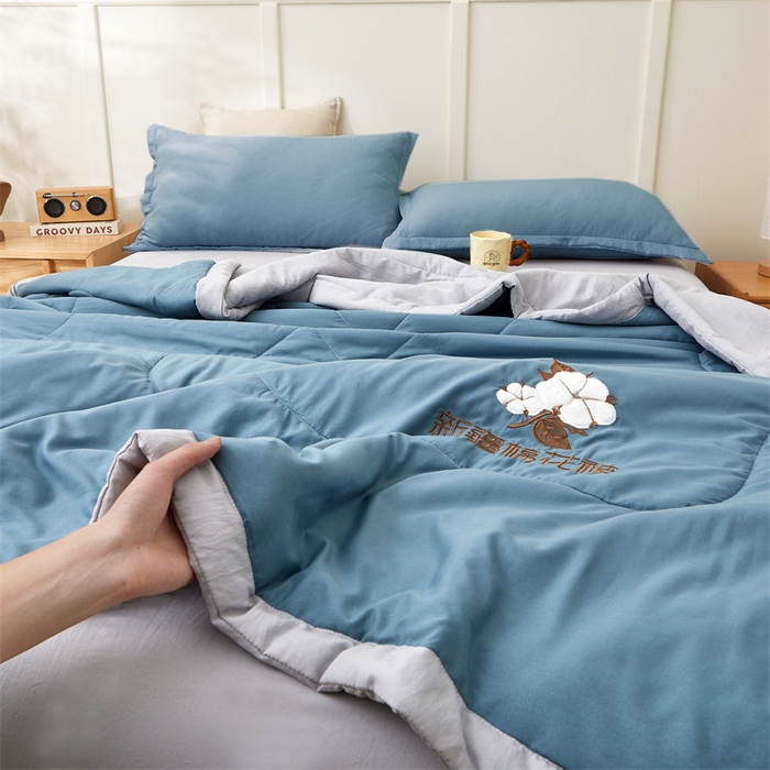 91家纺网 家纺一手货源 找家纺 西域种棉人·千百笠 2025新款A类100%新疆棉花夏凉被纯棉全棉填充毛巾绣绣花纯色双拼原棉空调被夏被 云暖-海岛蓝