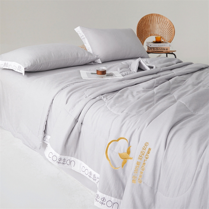 91家纺网 家纺一手货源 找家纺 西域种棉人·千百笠 2025新款A类100%新疆棉花夏凉被纯棉全棉填充毛巾绣绣花纯色双拼原棉空调被夏被 千寻星光灰