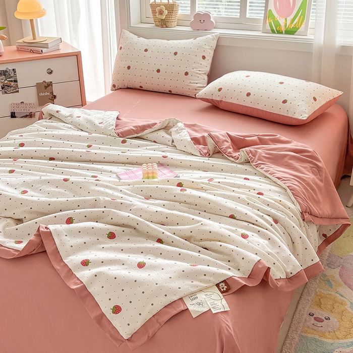 91家纺网 家纺一手货源 找家纺 金喜 2025新款小清新风格有氧针织双层纱大豆被夏被四件套 草莓物语