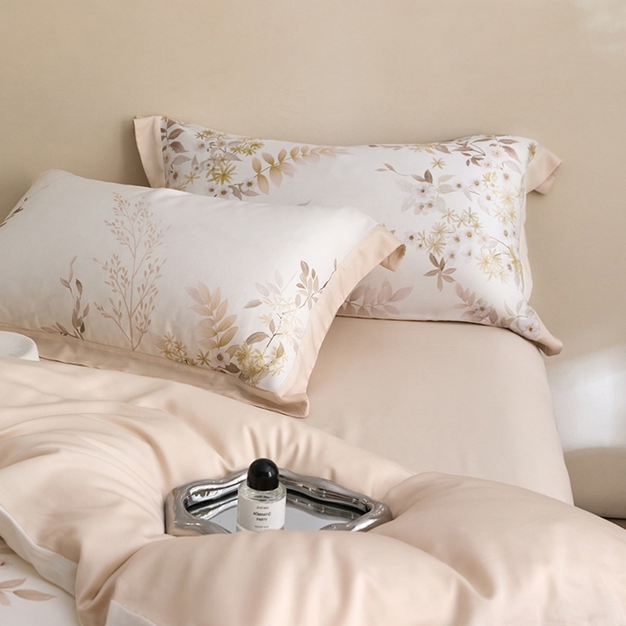 91家纺网 家纺一手货源 找家纺 薏思家纺 2025新款50支莱赛尔天丝数码印花夏被+四件套（礼盒包装） 芳菲-米白