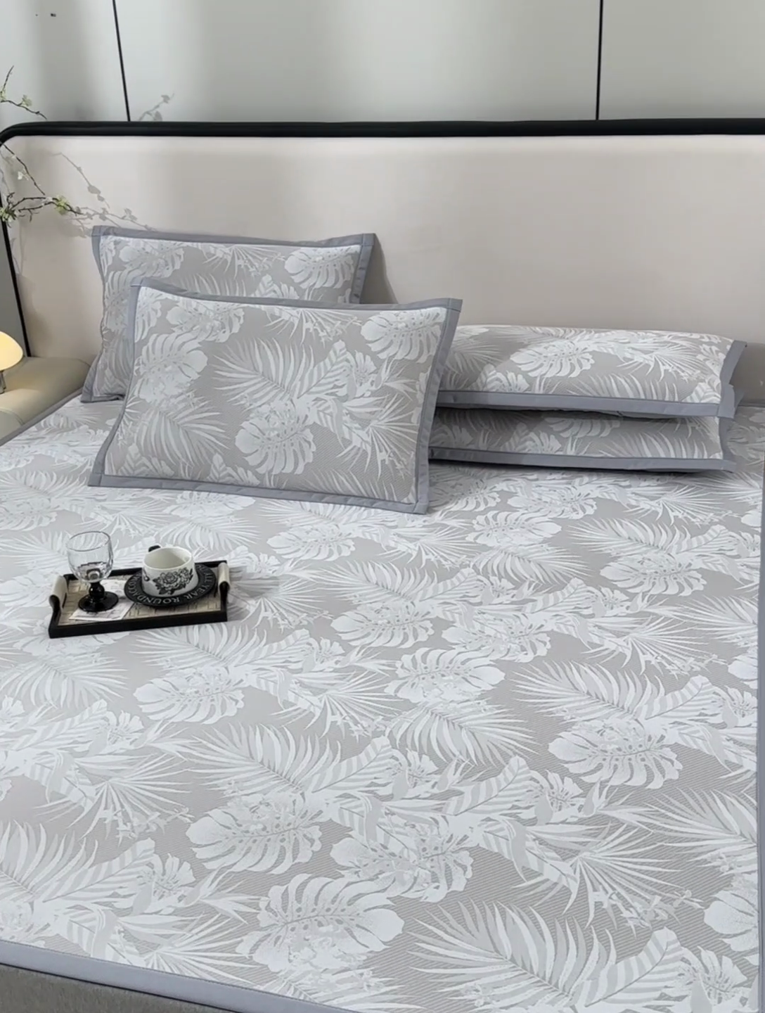 91家纺网 家纺一手货源 找家纺 芯诗曼家纺 2025新款三明治凉感丝提花冰丝席凉席 叶语恋-灰床席款