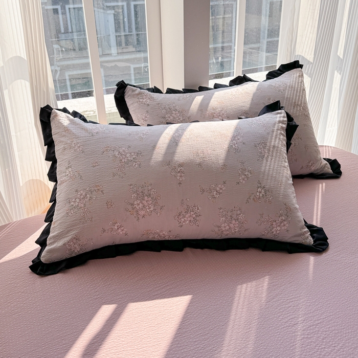 91家纺网 家纺一手货源 找家纺 2025新款黑花边有氧云感m提花针织水洗m双层纱四件套 秘密花园