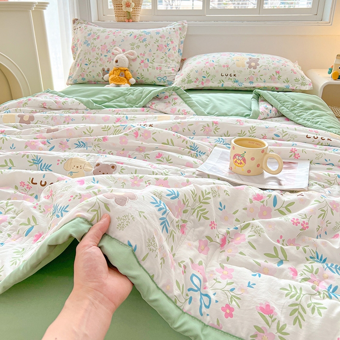 91家纺网 家纺一手货源 找家纺 西域种棉人·千百笠 2025新款A类新疆棉花夏凉被加宽包边水洗棉卡通印花吸湿透气棉花夏被空调被 凌香 躲猫猫