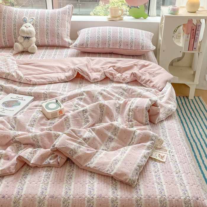 91家纺网 家纺一手货源 找家纺 老帅的工厂店 2025新款a类云感双层纱7a抗菌夏被床盖四件套 赫本