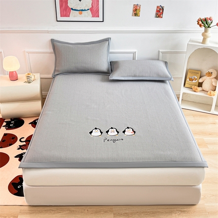 2025年新款乙纶华夫格刺绣熊猫漫野冰豆豆系列企鹅-灰-床席款