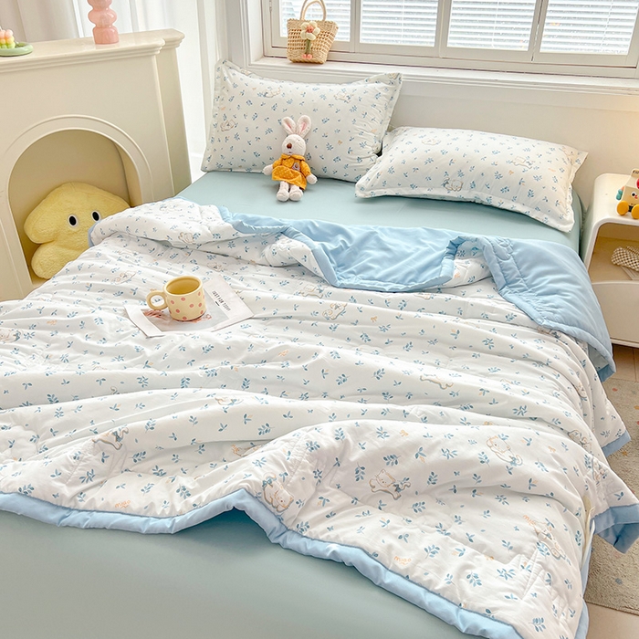 91家纺网 家纺一手货源 找家纺 西域种棉人·千百笠 2025新款A类新疆棉花夏凉被加宽包边水洗棉卡通印花吸湿透气棉花夏被空调被 凌香 优雅猫