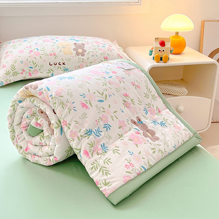 91家纺网 家纺一手货源 找家纺 西域种棉人·千百笠 2025新款A类新疆棉花夏凉被加宽包边水洗棉卡通印花吸湿透气棉花夏被空调被 凌香 躲猫猫