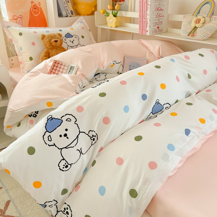 91家纺网 家纺一手货源 找家纺 悦织湾家纺 2025新款印花学生宿舍亲肤芦荟棉三件套单双人四件套轻奢印花磨毛床上用品 彩点小熊