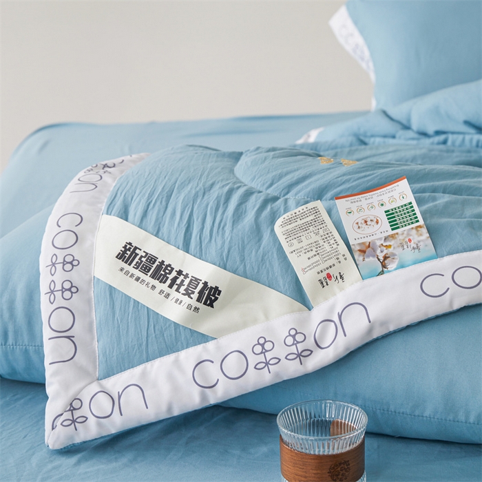 91家纺网 家纺一手货源 找家纺 西域种棉人·千百笠 2025新款A类100%新疆棉花夏凉被纯棉全棉填充毛巾绣绣花纯色双拼原棉空调被夏被 千寻牛仔蓝