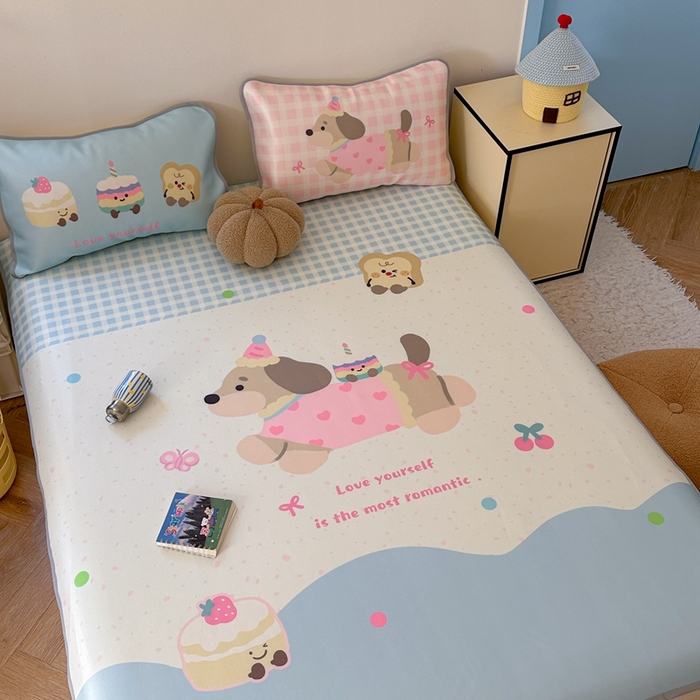 91家纺网 家纺一手货源 找家纺 美乐迪家纺 2025新款碳光凉感冰丝席 蛋糕腊肠狗