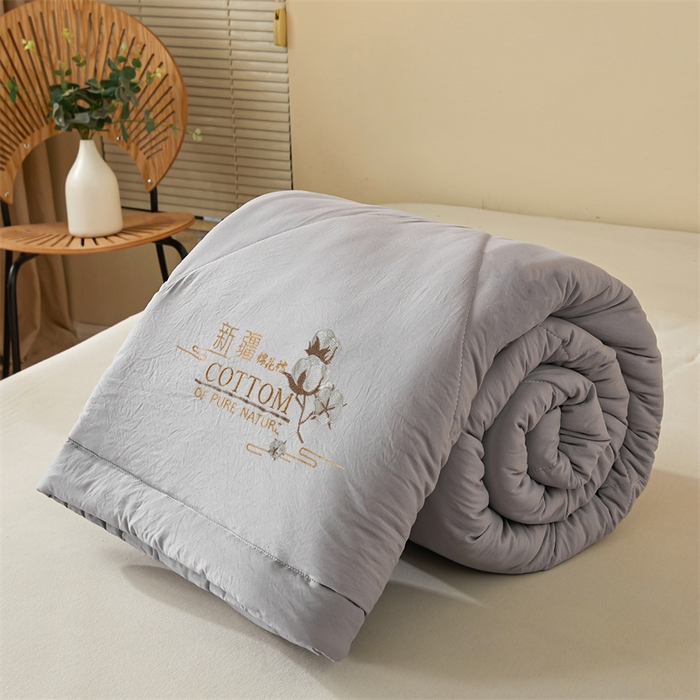 91家纺网 家纺一手货源 找家纺 西域种棉人·千百笠 2025新款A类100%新疆棉花夏凉被纯棉全棉填充毛巾绣绣花纯色双拼原棉空调被夏被 贵族灰