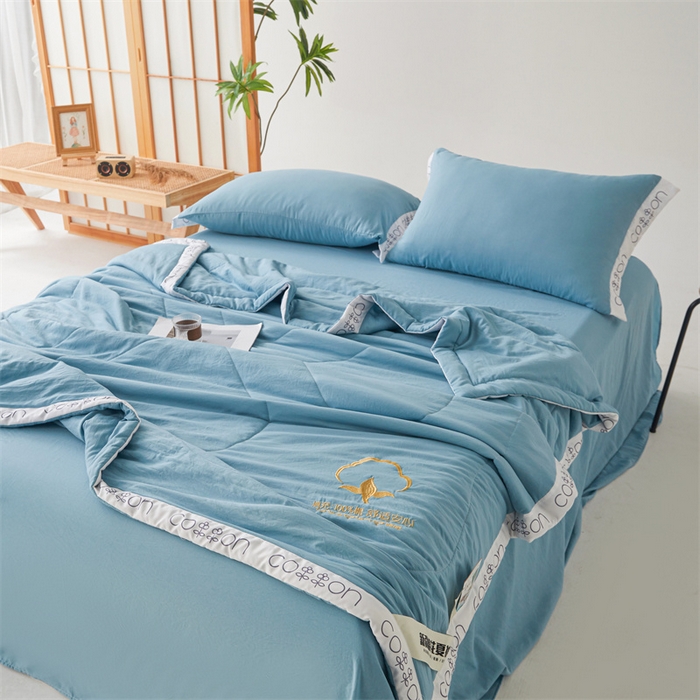 91家纺网 家纺一手货源 找家纺 西域种棉人·千百笠 2025新款A类100%新疆棉花夏凉被纯棉全棉填充毛巾绣绣花纯色双拼原棉空调被夏被 千寻牛仔蓝