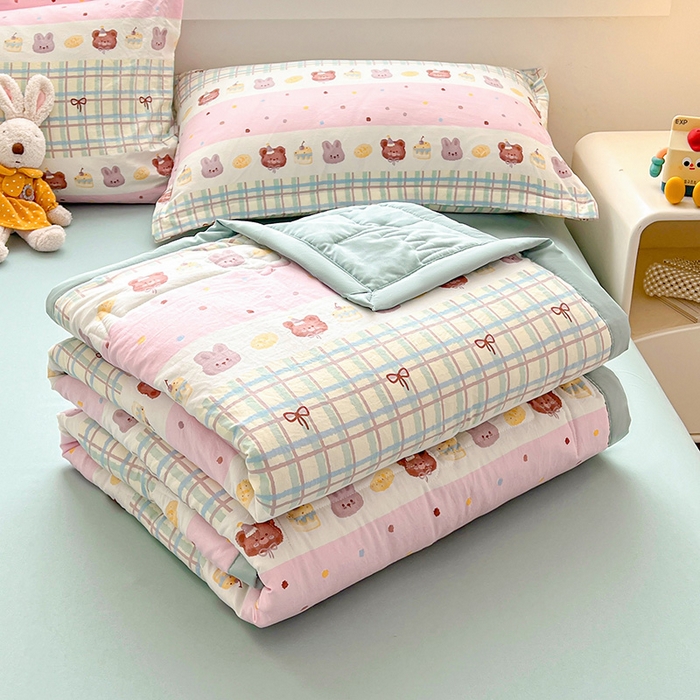 91家纺网 家纺一手货源 找家纺 西域种棉人·千百笠 2025新款A类新疆棉花夏凉被加宽包边水洗棉卡通印花吸湿透气棉花夏被空调被 凌香 生日派对