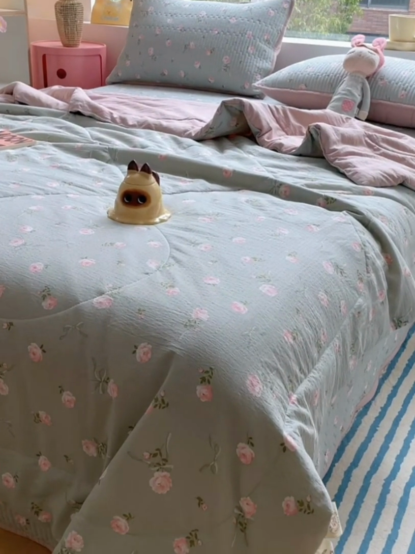 91家纺网 家纺一手货源 找家纺 老帅的工厂店 2025新款a类云感双层纱7a抗菌夏被床盖四件套 蝴蝶结熊