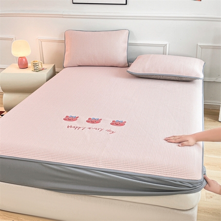 2025年新款乙纶华夫格刺绣熊猫漫野冰豆豆系列小粉猪-床笠款