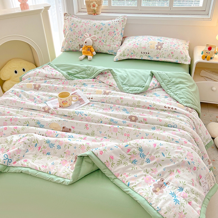 91家纺网 家纺一手货源 找家纺 西域种棉人·千百笠 2025新款A类新疆棉花夏凉被加宽包边水洗棉卡通印花吸湿透气棉花夏被空调被 凌香 躲猫猫