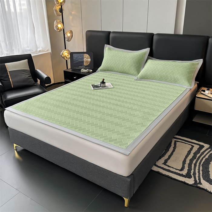 91家纺网 家纺一手货源 找家纺 雯豆家纺 2025夏季新款PE中分子凉感凉席三件套冰丝凉感席子纯色素色成人平铺绑带款 简尚-千草绿