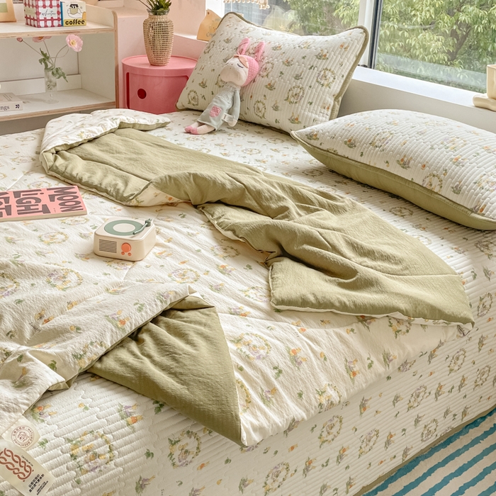 91家纺网 家纺一手货源 找家纺 老帅的工厂店 2025新款a类云感双层纱7a抗菌夏被床盖四件套 庄园兔