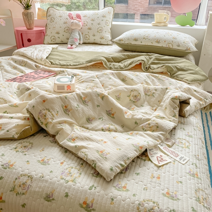 91家纺网 家纺一手货源 找家纺 老帅的工厂店 2025新款a类云感双层纱7a抗菌夏被床盖四件套 庄园兔