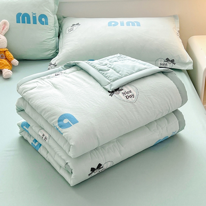 91家纺网 家纺一手货源 找家纺 西域种棉人·千百笠 2025新款A类新疆棉花夏凉被加宽包边水洗棉卡通印花吸湿透气棉花夏被空调被 凌香 字母