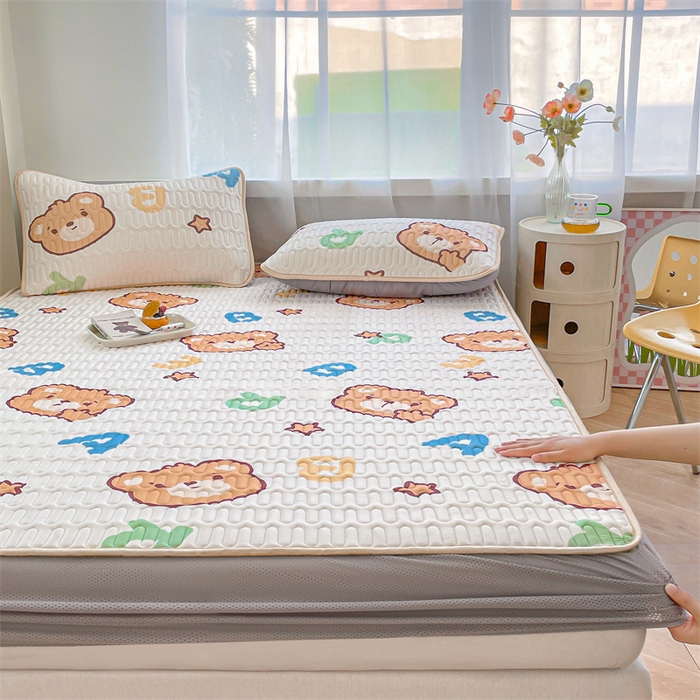 91家纺网 家纺一手货源 找家纺 布卢姆床垫 2025新款5mmA类乳胶凉席床笠套件夏被组合 字母小熊