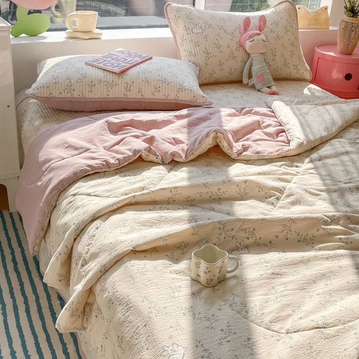 91家纺网 家纺一手货源 找家纺 老帅的工厂店 2025新款a类云感双层纱7a抗菌夏被床盖四件套 兔兔密语