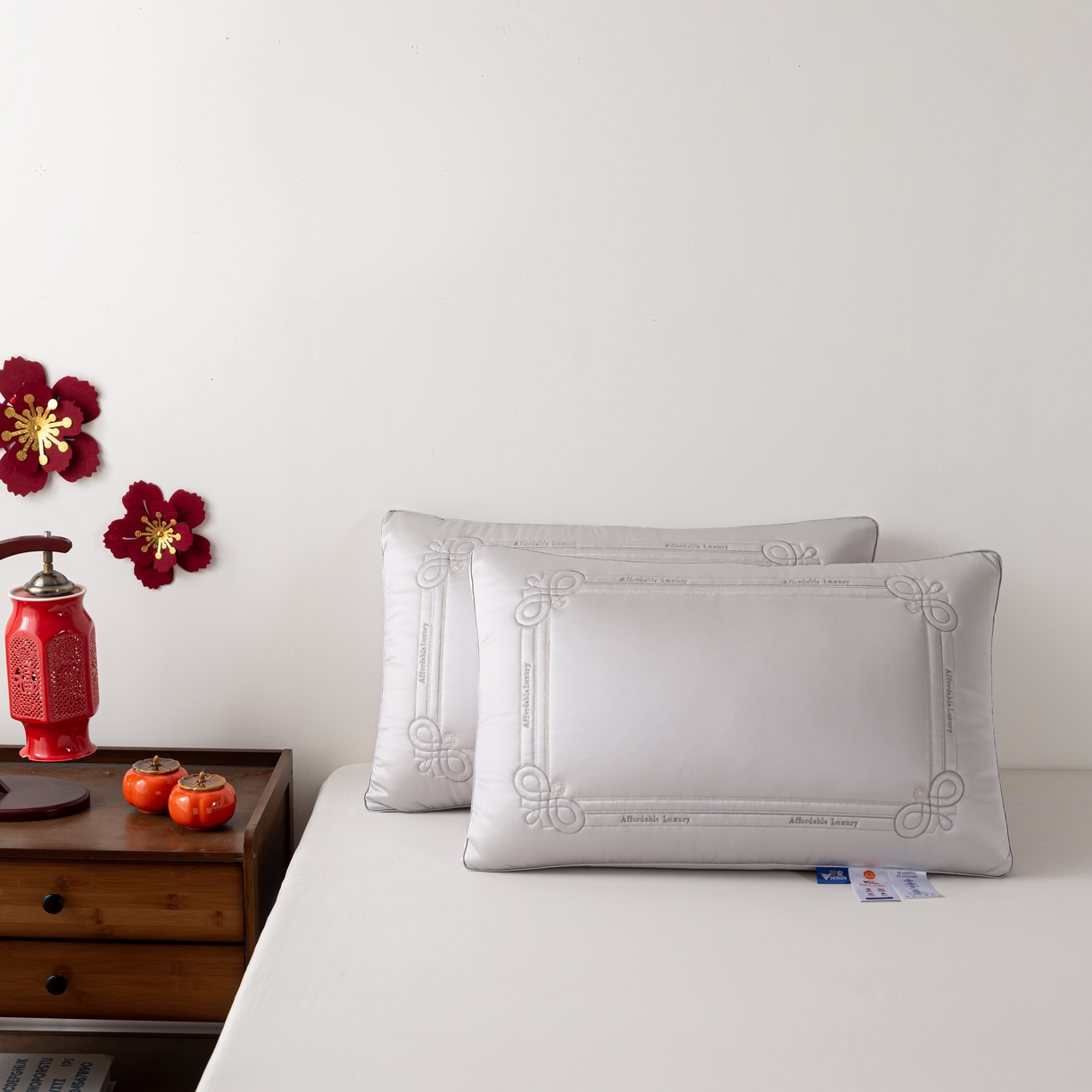 91家纺网 家纺一手货源 找家纺 贤内助家纺 2025新款传世之禧婚庆羽丝枕头枕芯保健枕护肩枕 银灰