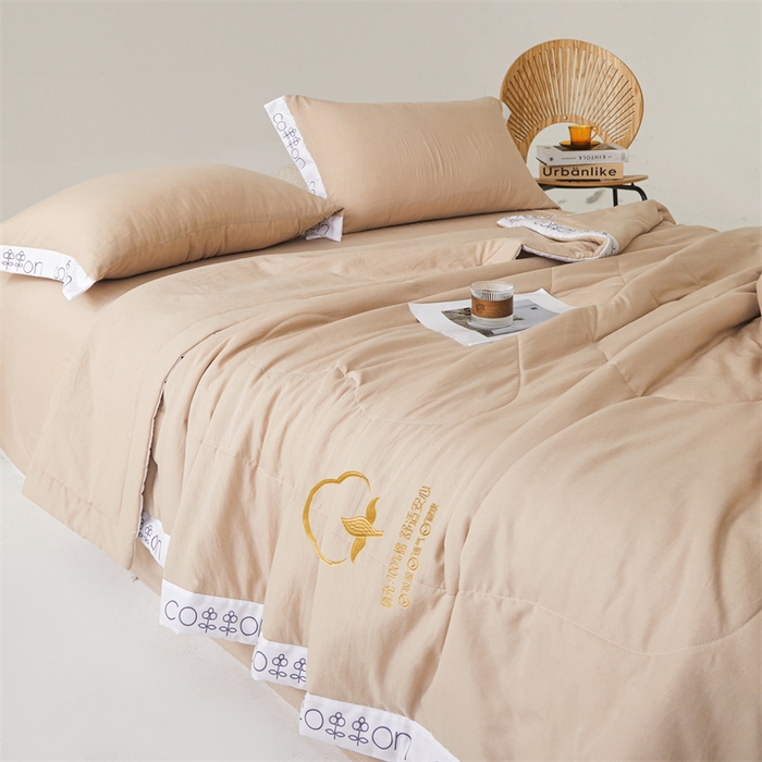 91家纺网 家纺一手货源 找家纺 西域种棉人·千百笠 2025新款A类100%新疆棉花夏凉被纯棉全棉填充毛巾绣绣花纯色双拼原棉空调被夏被 千寻卡其