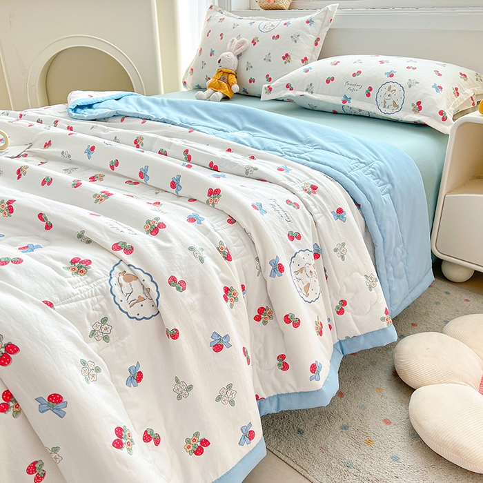 91家纺网 家纺一手货源 找家纺 西域种棉人·千百笠 2025新款A类新疆棉花夏凉被加宽包边水洗棉卡通印花吸湿透气棉花夏被空调被 凌香 草莓兔