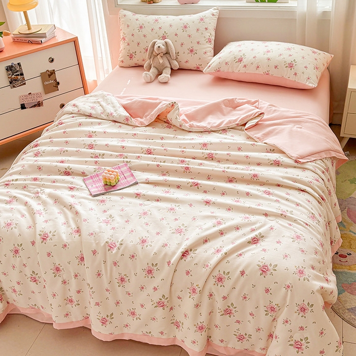 91家纺网 家纺一手货源 找家纺 金喜 2025新款小清新风格有氧针织双层纱大豆被夏被四件套 半亩花田