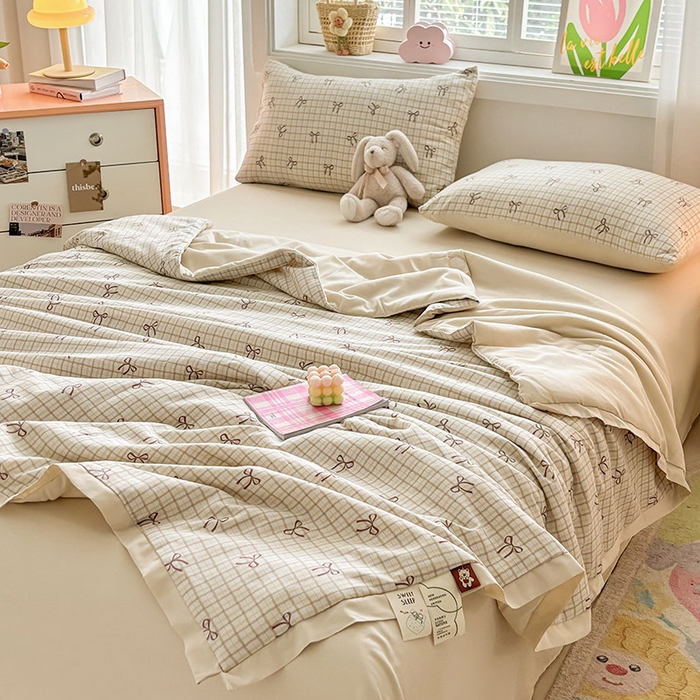 91家纺网 家纺一手货源 找家纺 金喜 2025新款小清新风格有氧针织双层纱大豆被夏被四件套 蝴蝶结