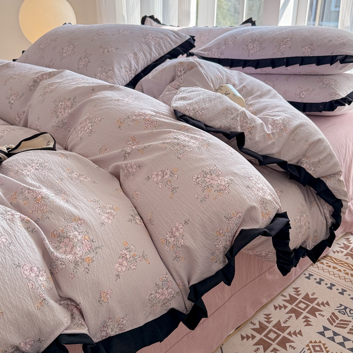 91家纺网 家纺一手货源 找家纺 2025新款黑花边有氧云感m提花针织水洗m双层纱四件套 秘密花园