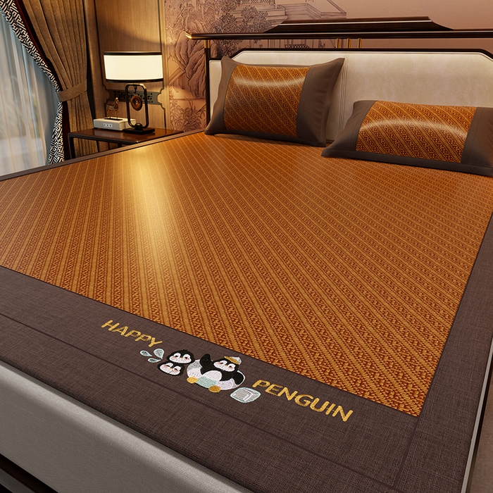 91家纺网 家纺一手货源 找家纺 绒艺席业 2025新款艾草藤席冰丝双面席席子凉席 游泳小企鹅-斜条纹