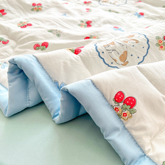 91家纺网 家纺一手货源 找家纺 西域种棉人·千百笠 2025新款A类新疆棉花夏凉被加宽包边水洗棉卡通印花吸湿透气棉花夏被空调被 凌香 草莓兔