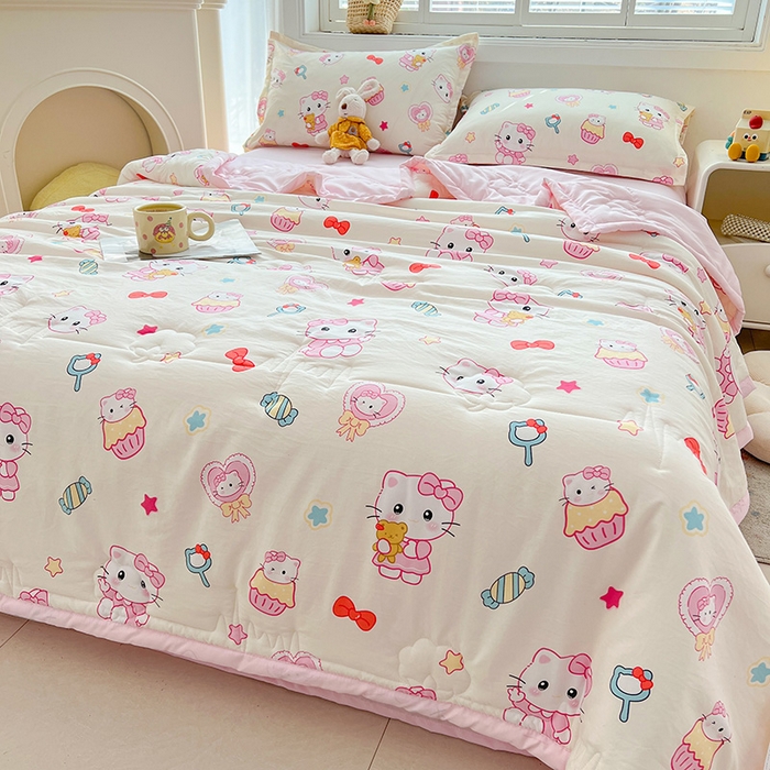 91家纺网 家纺一手货源 找家纺 西域种棉人·千百笠 2025新款A类新疆棉花夏凉被加宽包边水洗棉卡通印花吸湿透气棉花夏被空调被 凌香 蛋糕猫