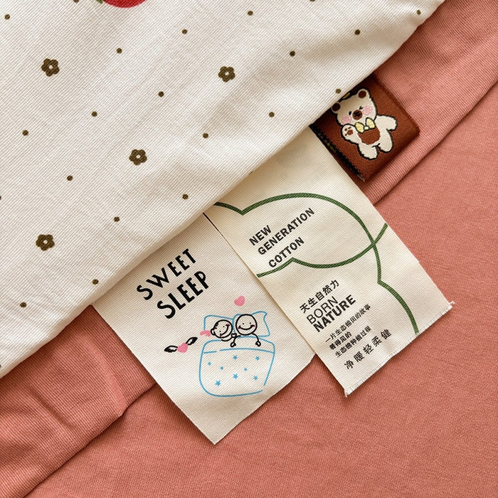 91家纺网 家纺一手货源 找家纺 金喜 2025新款小清新风格有氧针织双层纱大豆被夏被四件套 草莓物语