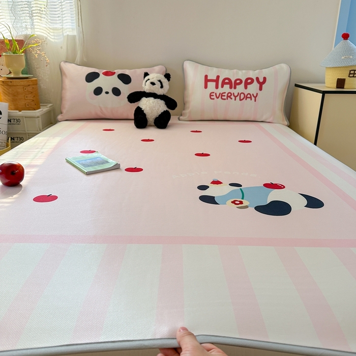 91家纺网 家纺一手货源 找家纺 美乐迪家纺 2025新款碳光凉感冰丝席 苹果熊猫